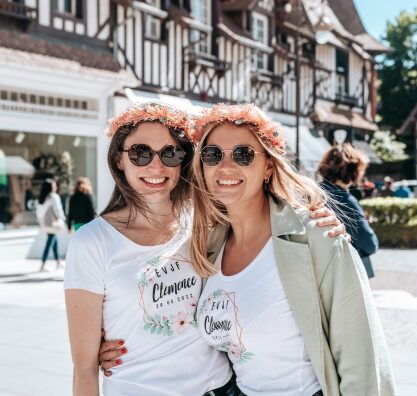 deux femmes avec couronnes de fleurs pour un evjf a deauville place du casino