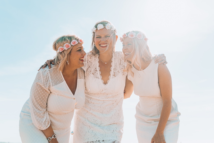 trois jeunes femmes sur la plage de deauville en robes blanches